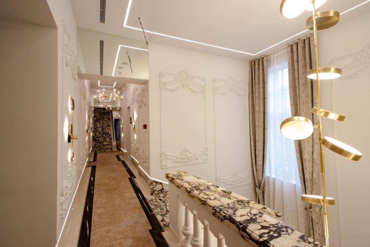 The Crown Boutique & 4* Tiranë