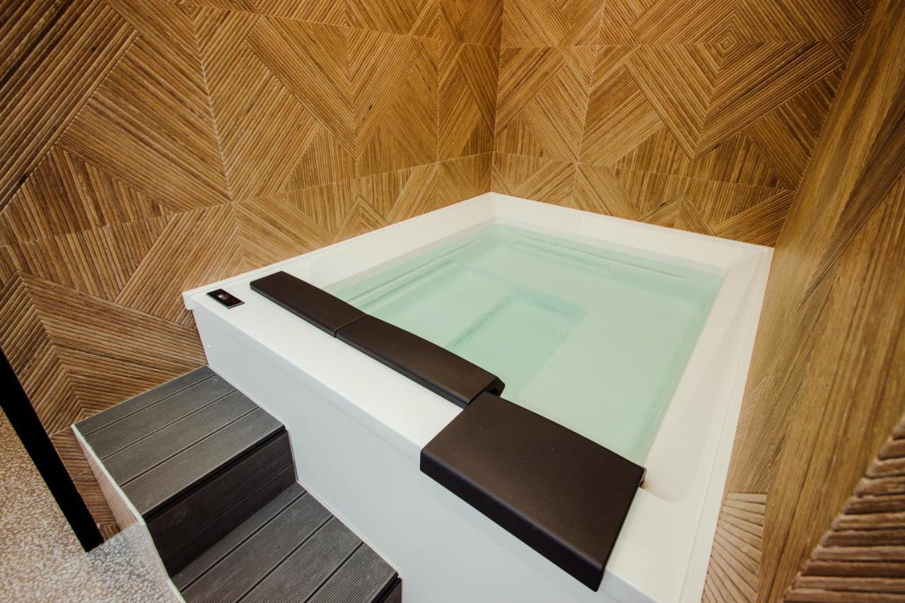 Hotel The Crown Boutique & Tirana