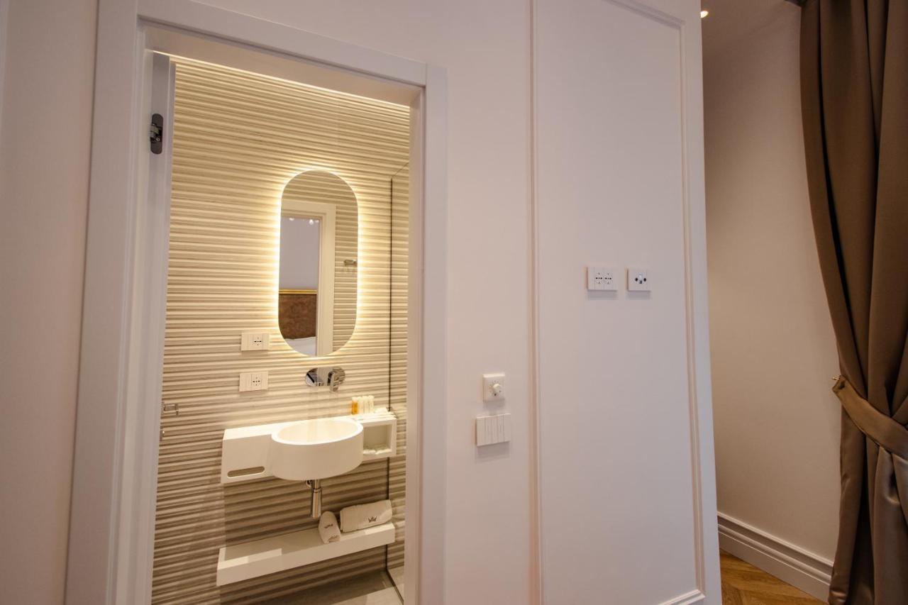 Hotel The Crown Boutique & 4*