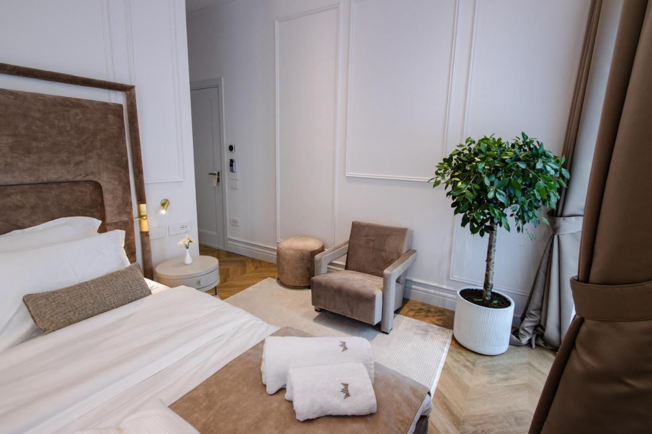 Hotel The Crown Boutique & Tirana