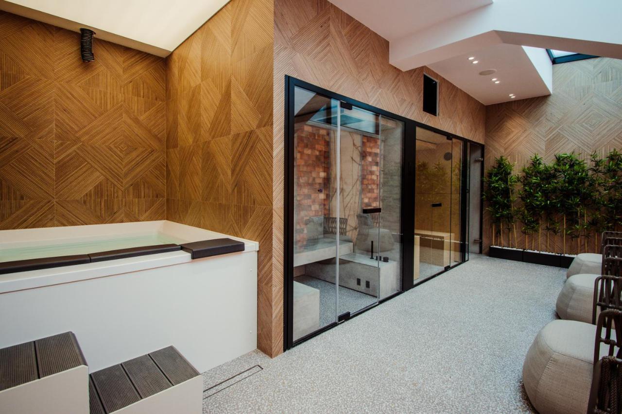 The Crown Boutique & 4*