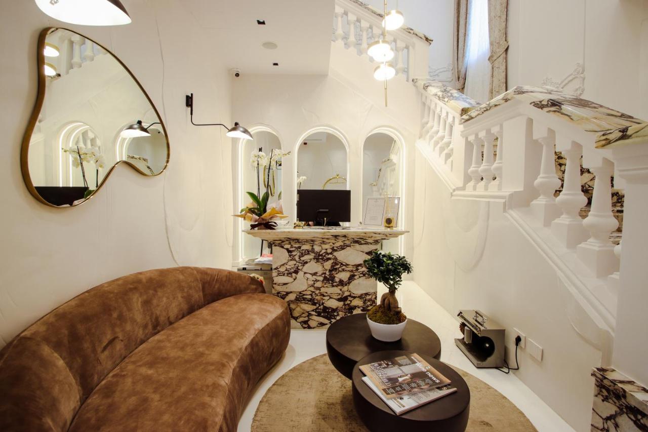 Hotel The Crown Boutique &